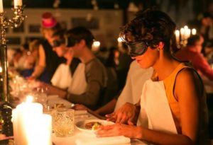 diner-dans-le-noir-photo