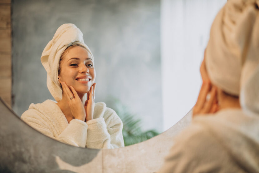 Piel sensible vs. piel reactiva: cómo diferenciarlas (y tratarlas) esta primavera Woman at home applying cream mask