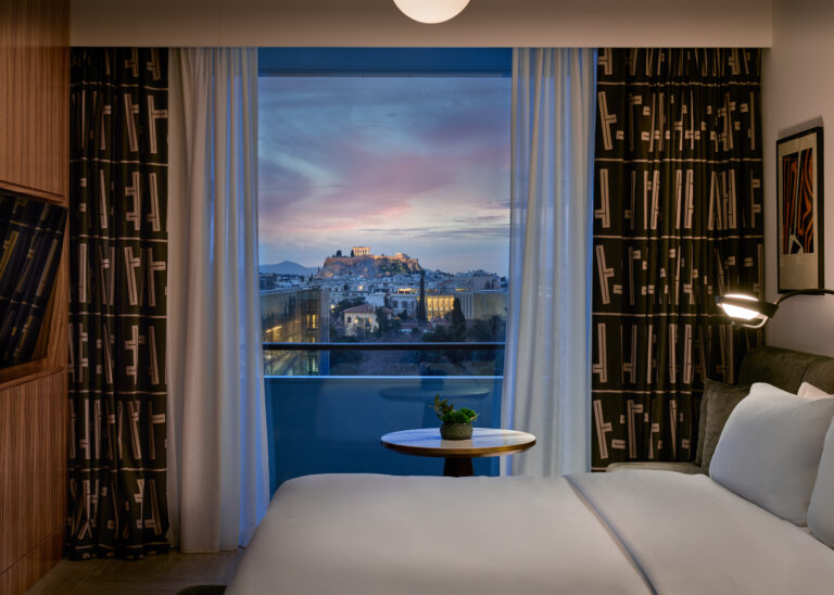 Conrad Athens The Ilisian: el hotel icónico de Atenas reabre ATHGR One Bedroom Suite Bedroom Acropolis Evening