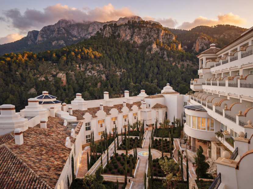 Vista panorámica de la clínica de longevidad Altea ZEM Wellness, un destino de bienestar médico de lujo integrado en las colinas mediterráneas de la Costa Blanca, combinando arquitectura moderna con el mar azul.