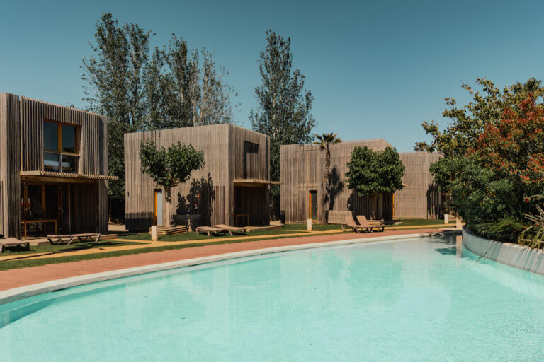 Resort La Ballena Alegre Costa Brava primera línea de playa con piscina infinita
