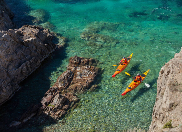 Kayak en la Costa Brava: 5 rincones secretos para descubrir en familia Kayak en la Costa Brava