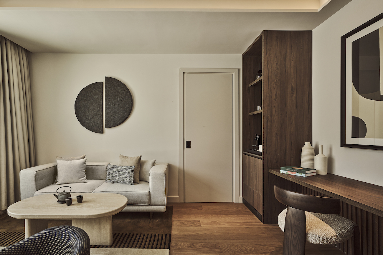 Suite Nobu Madrid ventanales suelo a techo vistas urbanas diseño Studio Caramba