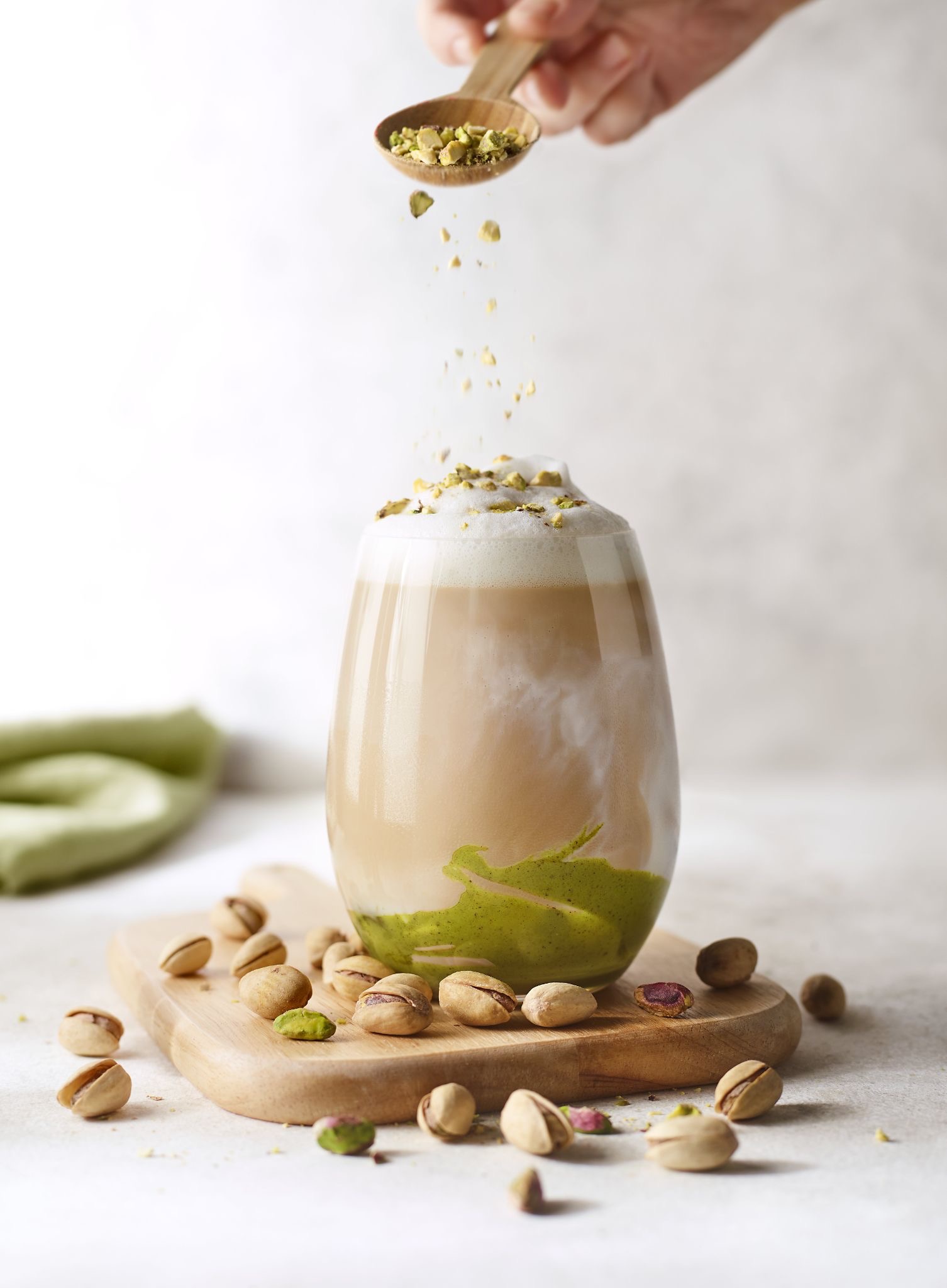 Pistacho Latte casero con bebida vegetal y pistachos troceados
