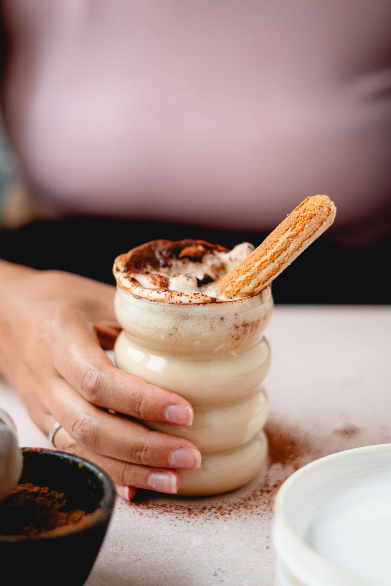 Tiramisú Latte con café espresso, cacao y bebida vegetal de almendras