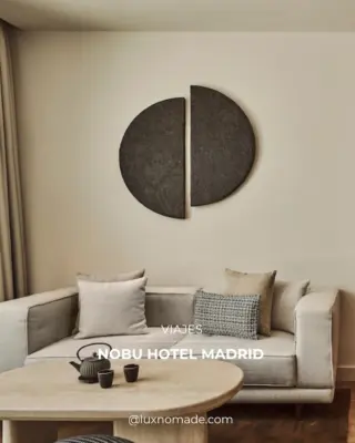 Madrid siempre tuvo buena vibra. Ahora tiene buen gusto también.

Nobu Hotel Madrid acaba de abrir en Las Cortes y, francamente, la ciudad lo necesitaba. Entre Cibeles y Puerta del Sol llega una propiedad de 50 habitaciones con verdadero carácter: restaurante Nobu de tres plantas, rooftop con vistas panorámicas, spa con piscina interior y habitaciones diseñadas por Studio Caramba que realmente dejan respirar.

Primer restaurante Nobu en España. Black Cod Miso con lubrina canaria. Croquetas de queso azul en un cocktail bar que conservó las bóvedas del antiguo banco. Rooftop donde el atardecer se convierte en tu nuevo ritual social. Amenityes de BYREDO (sí, lo bueno). Habitaciones con ventanales de suelo a techo que enmarcan la ciudad real.

Lujo contemporáneo sin pretensiones. Servicio prioritario al restaurante sin esperar seis meses para reservar. Áreas wellness accesibles de verdad.

Para la reseña completa, enlace en bio.

#NobuHotelMadrid #MadridHotel #LasCortes #LuxuryTravelSpain #NobuHospitality #MadridRooftop #CityBreakMadrid #GastronomiaJaponesa #HotelDesignSpain #LuxNomade #ViajesMadrid #BlackCodMiso #UrbanLuxury #TravelSpain #Madrid2026