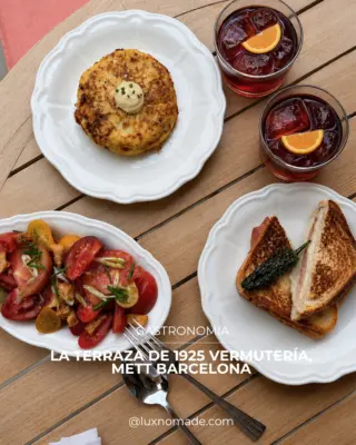 La Mercè desde las alturas: METT Barcelona y el arte de vivir las fiestas con elegancia.

Mientras el centro se llena de gente buscando su rincón entre castellers y correfocs, hay otra forma de contemplar Barcelona. Desde el Tibidabo, con el skyline completo como testigo silencioso y el Piromusical despegando sobre el mar.

METT Barcelona ofrece esa perspectiva privilegiada: cenar en 1925 Vermutería mientras la ciudad se ilumina, volver al refugio del hotel después de sumergirse en la programación festiva, descubrir que las grandes urbes se viven mejor desde esos lugares donde puedes verlas pasar sin dejarte arrastrar.

El verdadero lujo no está en ostentar, sino en elegir dónde estar cuando todo ocurre.

Lee la historia completa en Lux Nomade, enlace en bio.

#MetTBarcelona #LaMerce #Barcelona #Tibidabo #Piromusical #FiestasMayores #LuxNomade #TravelSpain #HotelConVistas #SkylineBarcelona #CulturaYViajes #LuxuryTravel #SlowTravel #BarcelonaInsider