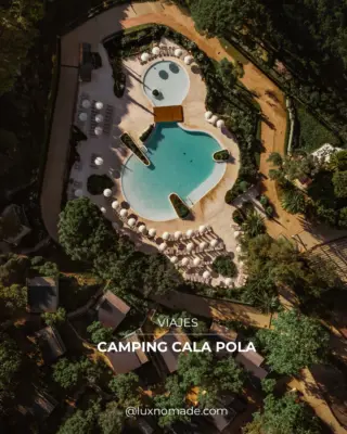 Camping Cala Pola: cuando el Mediterráneo decide reinventarse sin perder su alma.

Entre Tossa de Mar y Sant Feliu de Guíxols existe un enclave que lleva desde los años 50 enamorando a quienes buscan otra forma de entender la Costa Brava. Tras una transformación radical, hoy lidera un nuevo concepto de camping mediterráneo: 139 bungalows, gastronomía frente al mar y esa sensación de estar más cerca del paisaje que de cualquier lobby.

Porque el verdadero lujo a veces llega en forma de espacio, silencio y vistas al mar.

Lee la historia completa en Lux Nomade, enlace en bio.

#CostaBrava #Catalunya #CalaPola #TossadeMar #CampingDeLujo #Glamping #TurismoResponsable #TravelSpain #LujoDiscreto #Mediterraneo #SlowTravel #WanderlustES #ViajesConEstilo #LuxNomade