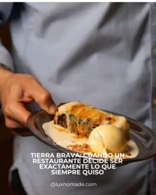 Hay ciudades que se viven desde los mercados. Barcelona es una de ellas. Donde la vida no se mide en horas sino en tardes que se alargan sin prisa, donde el vermut del domingo es casi un ritual y donde comer bien significa compartir más que platos.

En el corazón del Mercat del Ninot, Tierra Brava acaba de dar un paso importante. No es una remodelación más del montón —ya sabes, esas que cambian las luces y ponen madera reciclada—. Es algo más honesto: una vuelta a lo esencial.

Aquí la barra no es zona de paso. Es donde ocurre todo. Te sientas, observas cómo el producto se transforma delante de ti, charlas con quien tenga paciencia para escucharte. Cocina sin filtros, sin barreras invisibles.

Los tonos verde botella, la luz cálida, los materiales que invitan a prolongar la estancia... Es una experiencia íntima, casi doméstica, pero con la energía contagiosa de un restaurante verdaderamente vivo.

Desde la burger madurada hasta el arroz de butifarra con setas, pasando por esos postres que hacen que quieras quedarte un poco más. Luis Arteaga y Edu Flores saben exactamente qué necesitas antes de preguntarlo.

En un momento donde tantos restaurantes parecen diseñados por algoritmos, Tierra Brava recuerda algo fundamental: esto es sobre personas, no métricas. Una manera de estar en Barcelona.

Carrer de Casanova, 133, Eixample Mar-Ju 13:00-01:00 | Vi-Sa 13:00-02:00 | Do 13:00-17:00 Link completo en bio

#tierrabrava #barcelonarestaurantes #comidacatalana #eixamplebcn #mercatalninot #barcelonabeats #gastronomiabcn #restaurantespain #mediterraneancuisine #barcelonafoodie #luxnomade #luxnomadees #wheretoeatbcn #barcelonalife #foodiespain #restaurantegui #cocinamediterranea #dinnerinbcn #barcelonadiaries #spanishfood #barcelonalocal #restaurantrecommendations #barcelonaeats #foodtravel #barcelonaexperience