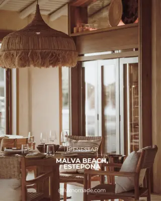 Malva Beach: Cuando la Costa se Convierte en Cocina

Estepona no es solo otra parada en el mapa de la Costa del Sol. Alberga Malva Beach, donde el chef Txenda Palacio trabaja diariamente con lo que el mercado ofrece esa mañana. Sin menú fijo, sin técnicas ensayadas para espectáculo. Solo producto, fuego, y el mar como testigo.

Pasamos tiempo analizando cómo este espacio opera más allá del molde típico del chiringuito playero. Las almejas atlánticas a la brasa, el pulpo con espárragos trigueros al azafrán, el arroz semanal que cambia con las capturas. Esto es cocina costera que se niega a comprometer su sustancia.

Editorial completo en luxnomade.com — enlace en biografía.

#MalvaBeach #Estepona #CostaDelSol #GastronomiaEspañola #CocinaDeTemporada #RestauranteConAlma #Andalucia #FoodTravel #LuxNomade #spaintravel