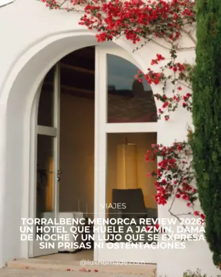 48 horas en un hotel de cinco estrellas en Menorca que se descubre con los cinco sentidos. 

En LUX NOMADE nos alojamos en Torralbenc, una antigua finca agrícola convertida en refugio de lujo, donde la esencia menorquina se siente en cada detalle.

Desde nuestra habitación con terraza privada y vistas al paisaje mediterráneo, hasta los desayunos con higos frescos, una cata de vinos de la propia bodega y un masaje con aceites esenciales de romero y lavanda. 

¿Lo que más nos conquistó? Esa manera de entender el lujo sin prisas, sin ostentaciones y profundamente conectado con la naturaleza.

Una estancia para descubrir otra Menorca, más íntima, serena y auténtica.

Lee nuestra review completa de Torralbenc en LUX NOMADE de @_annapardo Link en bio. 🤍

#LuxNomade #Torralbenc #Menorca #HotelDeLujo #LuxuryHotelReview #HotelesDeLujo #LuxuryTravel #IslasBaleares #Agroturismo #SlowLuxury #ViajesConEstilo